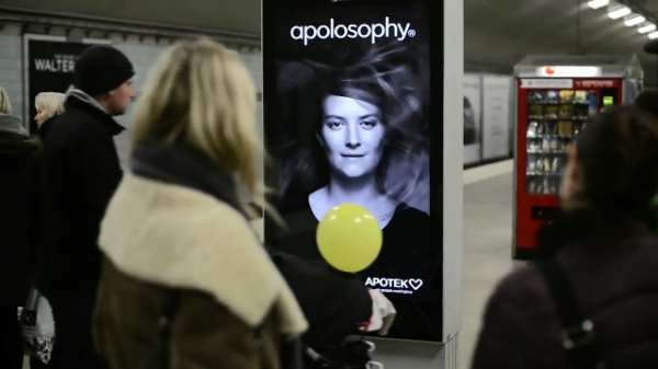 Cartel interactivo en metro