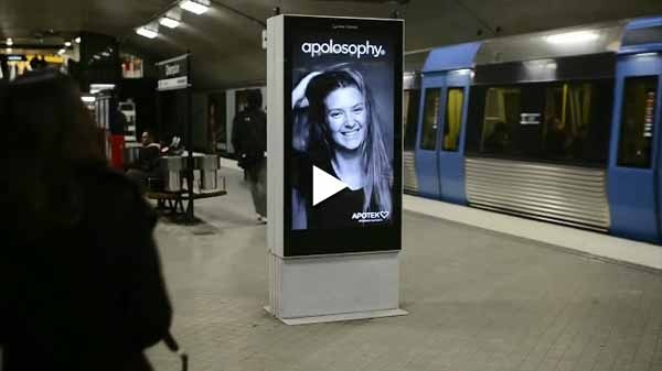 Cartel interactivo en metro video