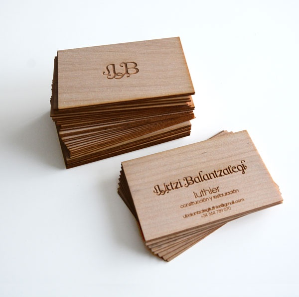 tarjeta de visita en madera