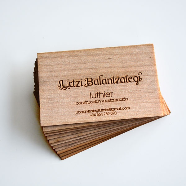 tarjeta de visita en madera