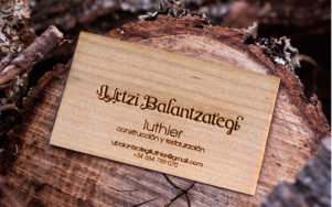 Diseño tarjeta de visita en madera y marca luthier